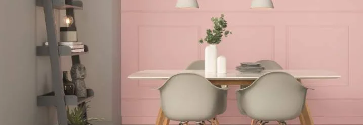 Esszimmer mit Esstisch und Stühlen